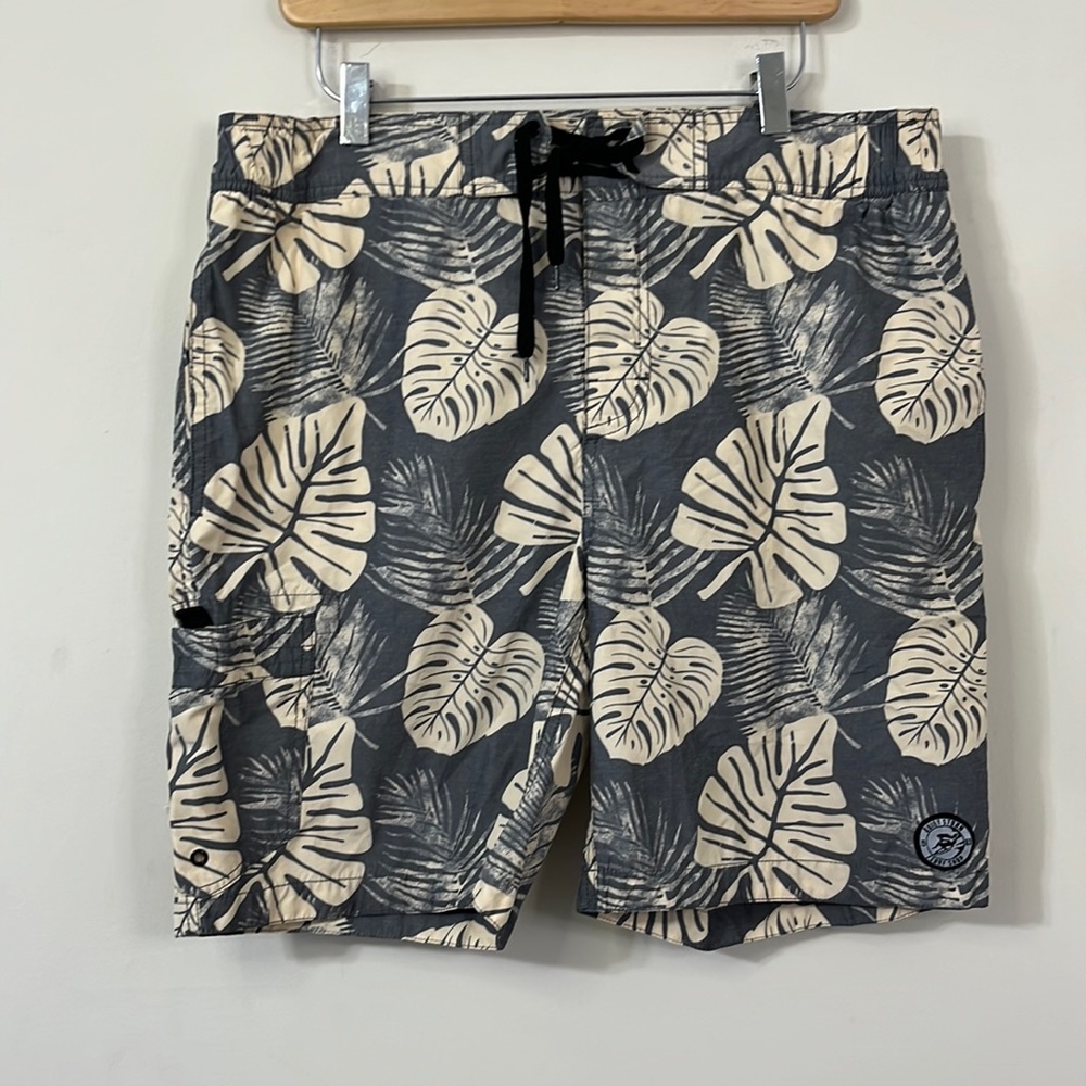 Quiet Storm Men's 8" Inseam Banana Leaf Bathing Suit Size 36